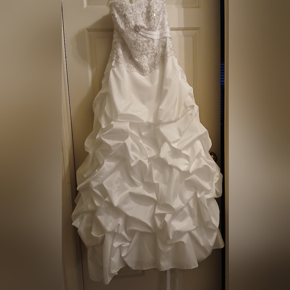 Elegant White Strapless Gown